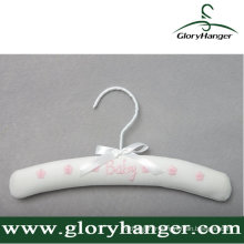 Hanger de bébé blanc fou ménage